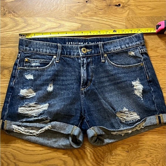 Articles Of Society Jimmy Distressed Jean Cuffed Shorts - Picture 4 of 5